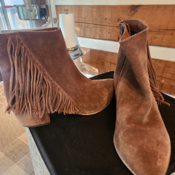 13 pairs of sandals/heels/booties. All in excellent shape. From 71/2-8 sizes. - Picture 2 of 13